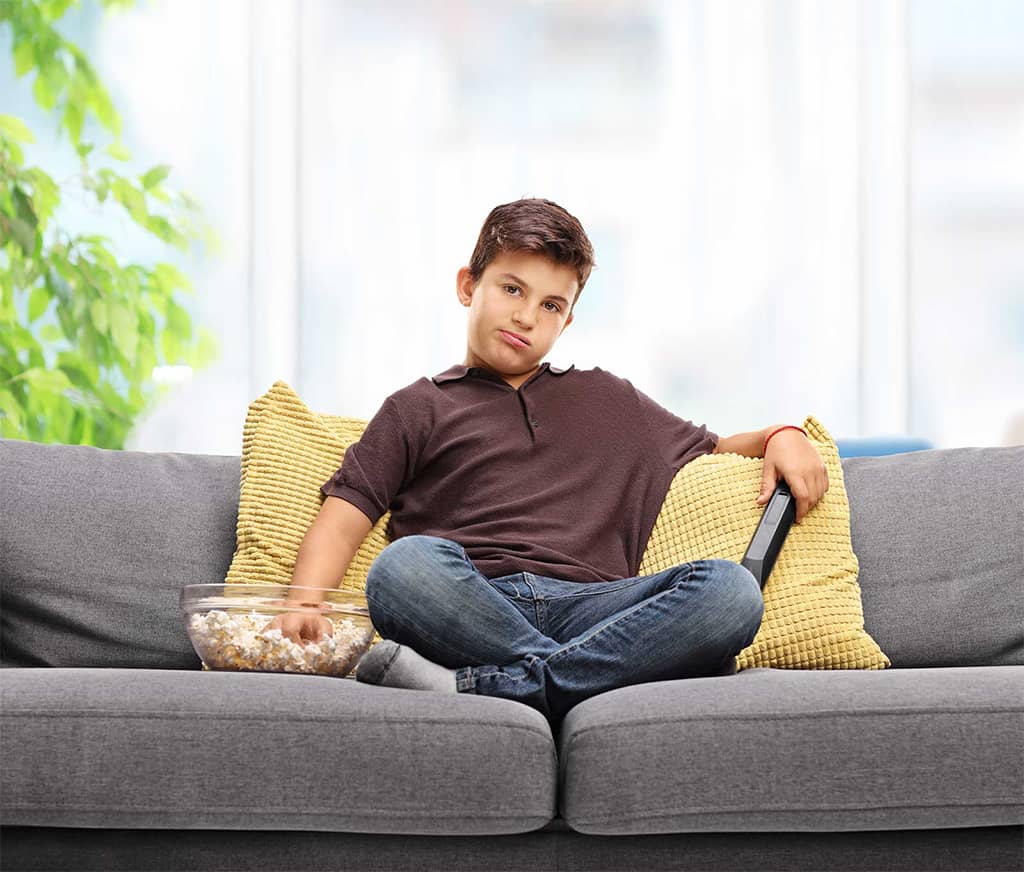 طفل يشعر بالملل.