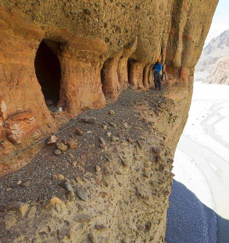 كهوف موستنغ الغامضة في النيبال