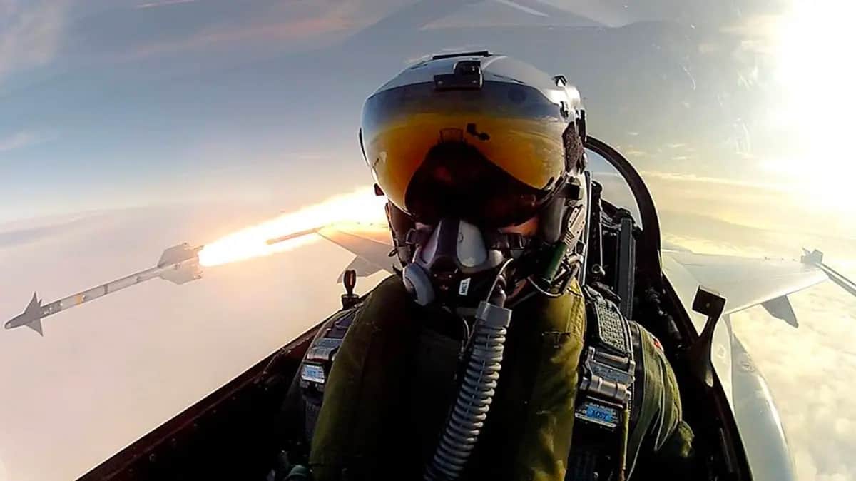 سيلفي أمام صاروخ