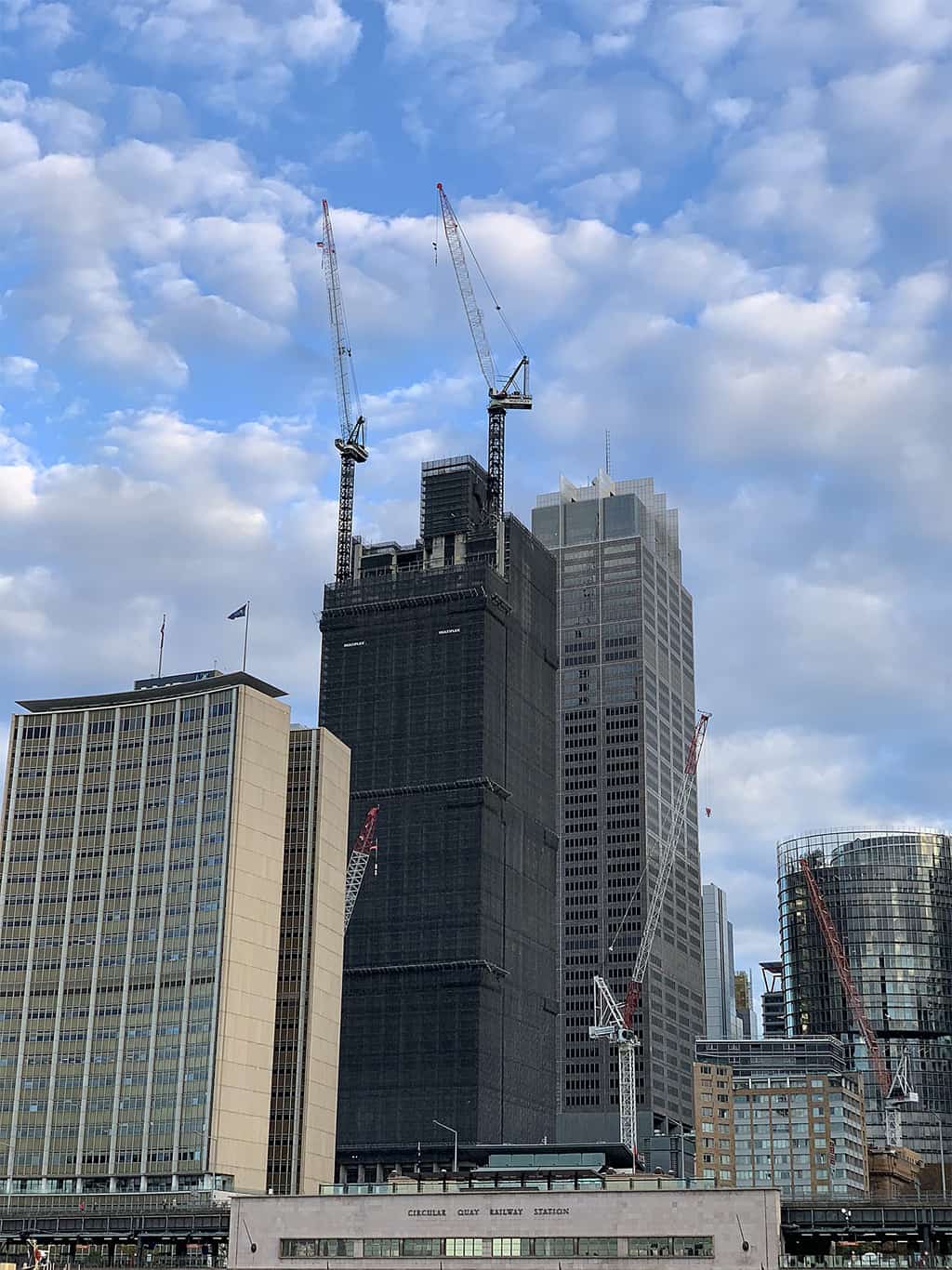 مبنى AMP Tower في سيدني البالغ طوله 188 مترًا وهو مغطى بالسقالة بعد الشروع في عملية ”تفكيكه“ من القمة نزولاً.
