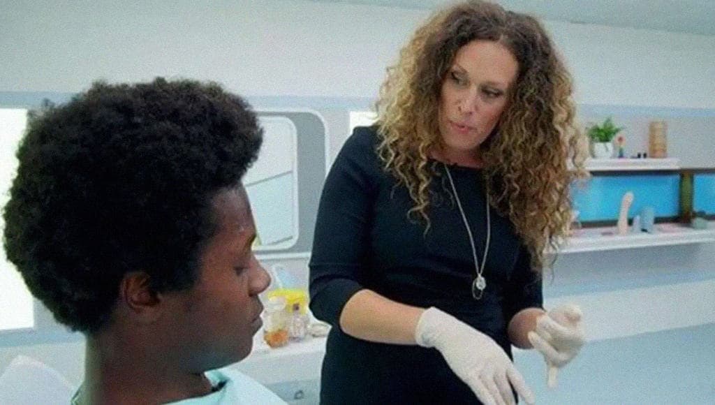 طبيبة برنامج عيادة الجنس تتفحص قضيب زاك