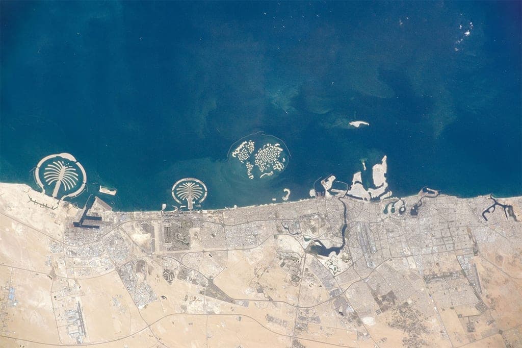 جزر دبي الاصطناعية من الغرب إلى الشرق: جزيرة جبل علي، جزيرة جميره، أرخبيل مشروع العالم، جزيرة الديرة (قيد الإنشاء).