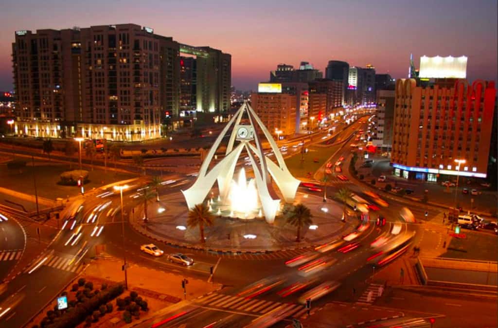 دوار برج الساعة في الوقت الحالي.
