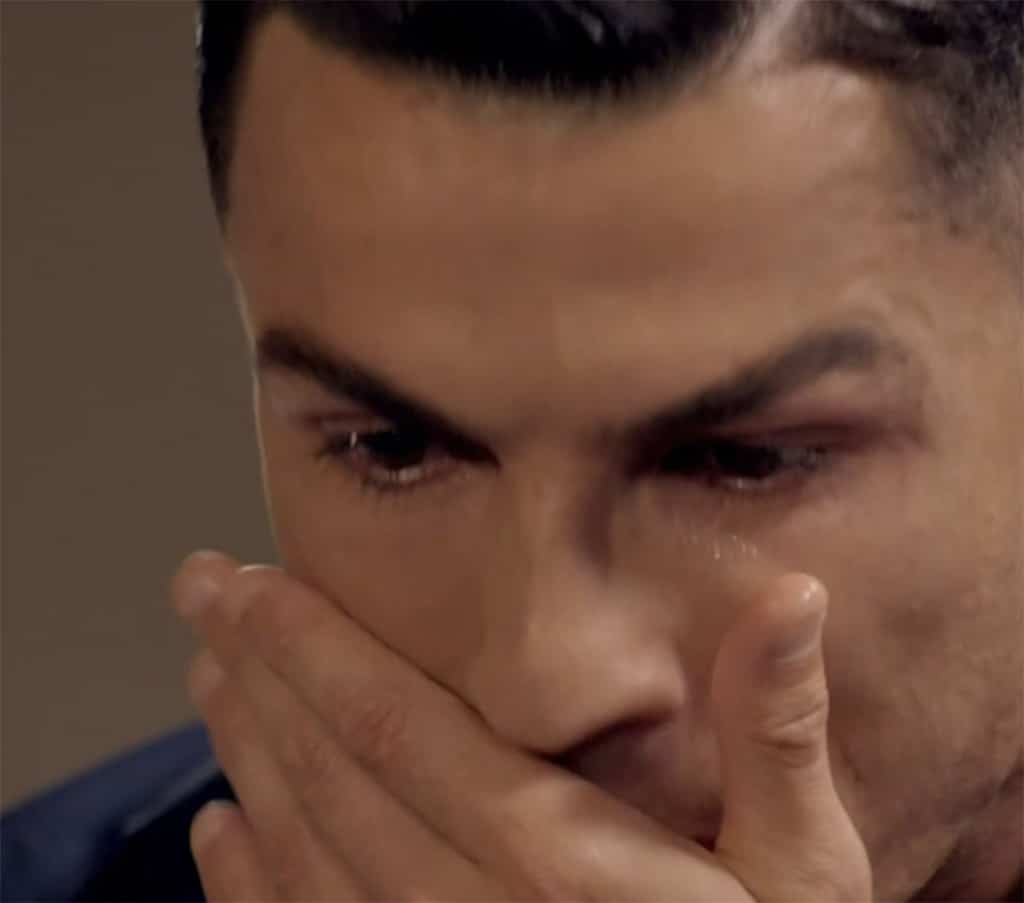 خلال نفس اللقاء الصحفي، عُرض على كريستيانو رونالدو شريط فيديو يتناول والده الراحل