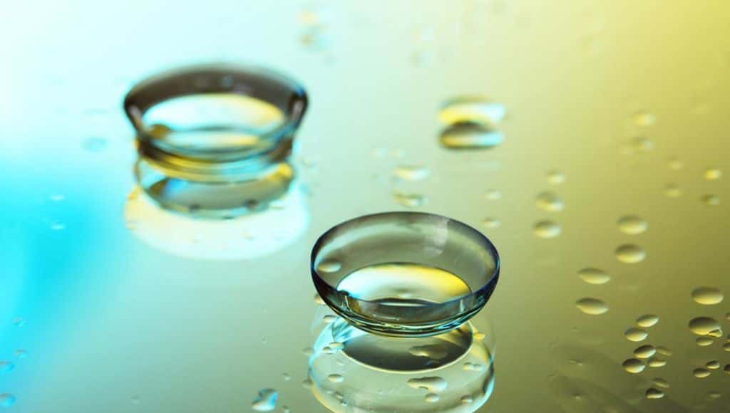 عدسات لاصقة