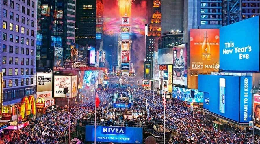 المحتفلين برأس السنة في ”تايم سكوير“ في نيويورك