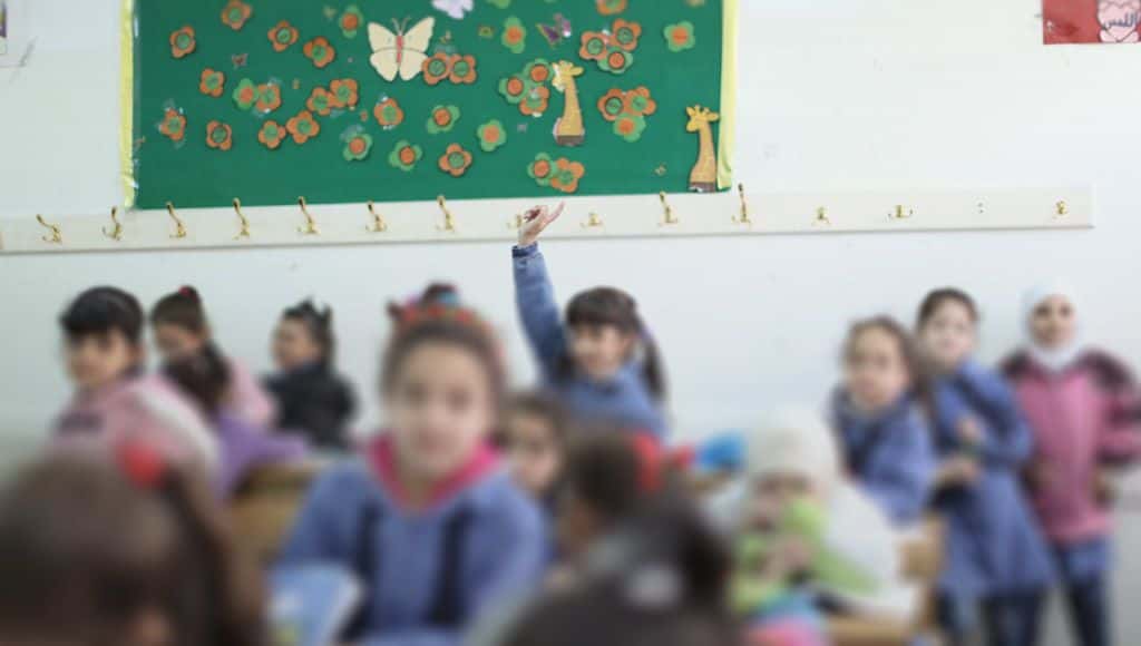 بنات في المدرسة