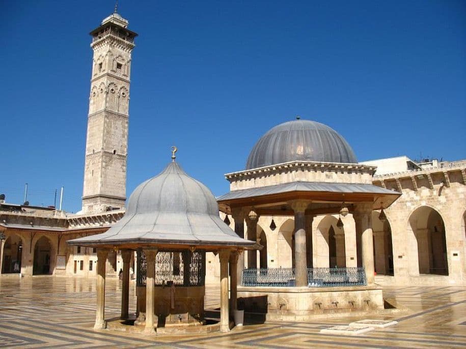 المسجد الأمويّ في حلب قبل الحرب؛ يسماه الحلبيون المسجد الكبير أيضاً.