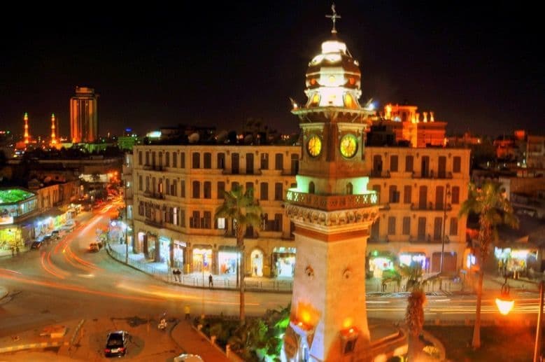 ساعة باب الفرج المجاورة للمكتبة الوطنيّة ومتحف حلب الوطني.