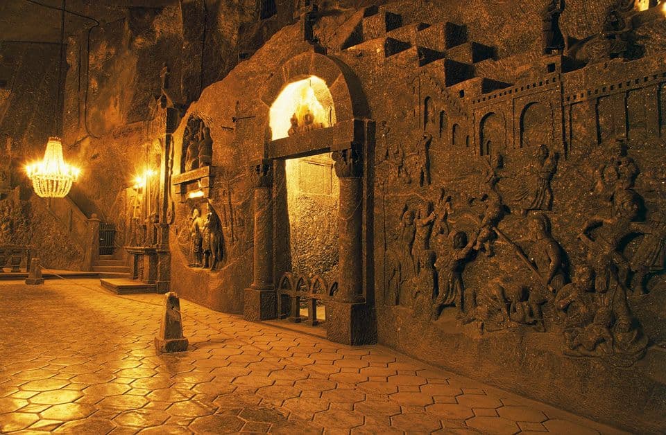 محراب كاثدرائية نقشت في الصخور داخل مدينة فيليتشكا تحت الأرض