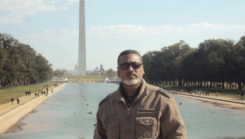 الشهيد جلال ذياب واقفاً في نفس المكان الذي خاطب فيه مارتن لوثر كينگ الامريكي أنصار حركة الحقوق المدنية.