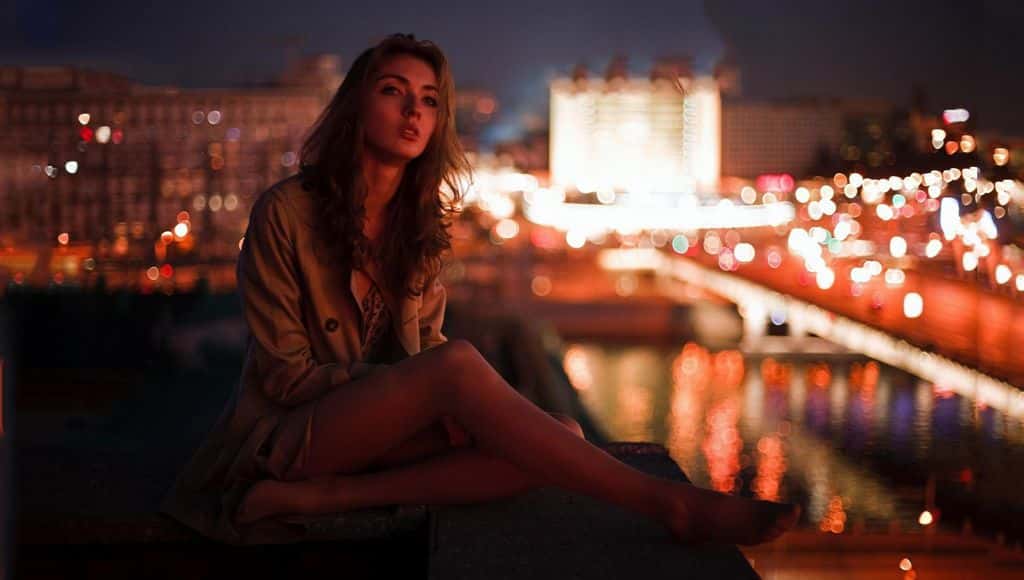 امراة فوق سطح المنزل في الليل