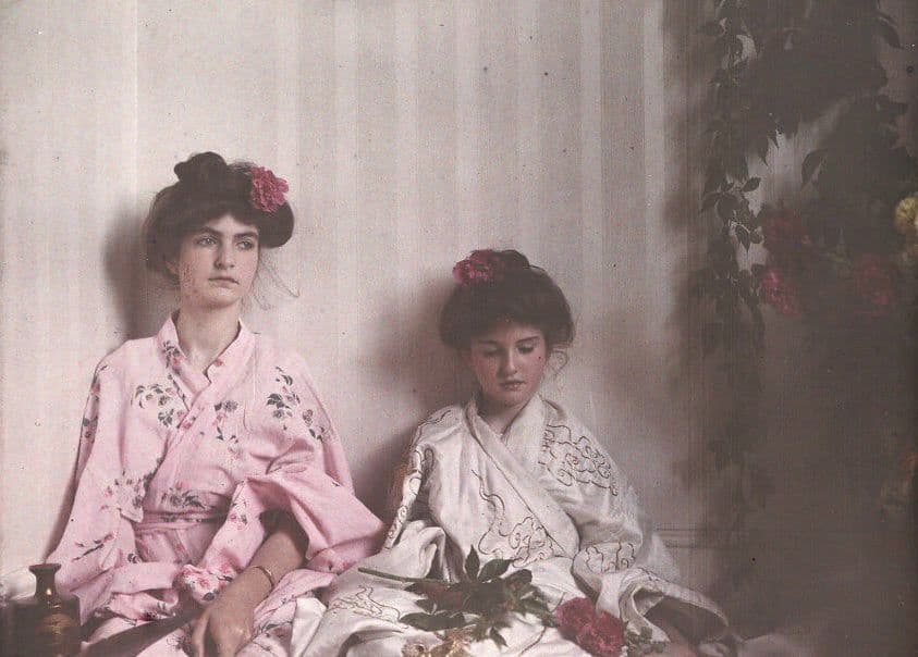 فتاتان في لباس شرقي، من سنة 1908