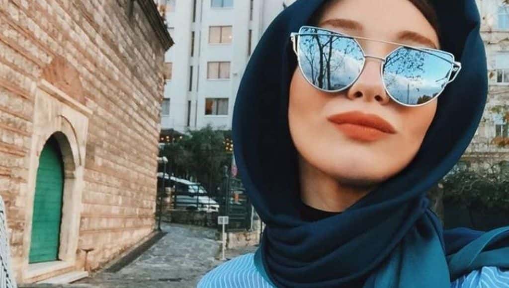 فتاة مسلمة