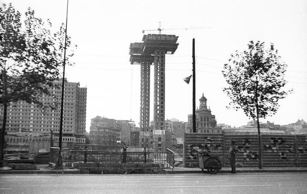 البرجان المركزيان لمبنى (Torres de Colón) قبل رفع الطوابق.