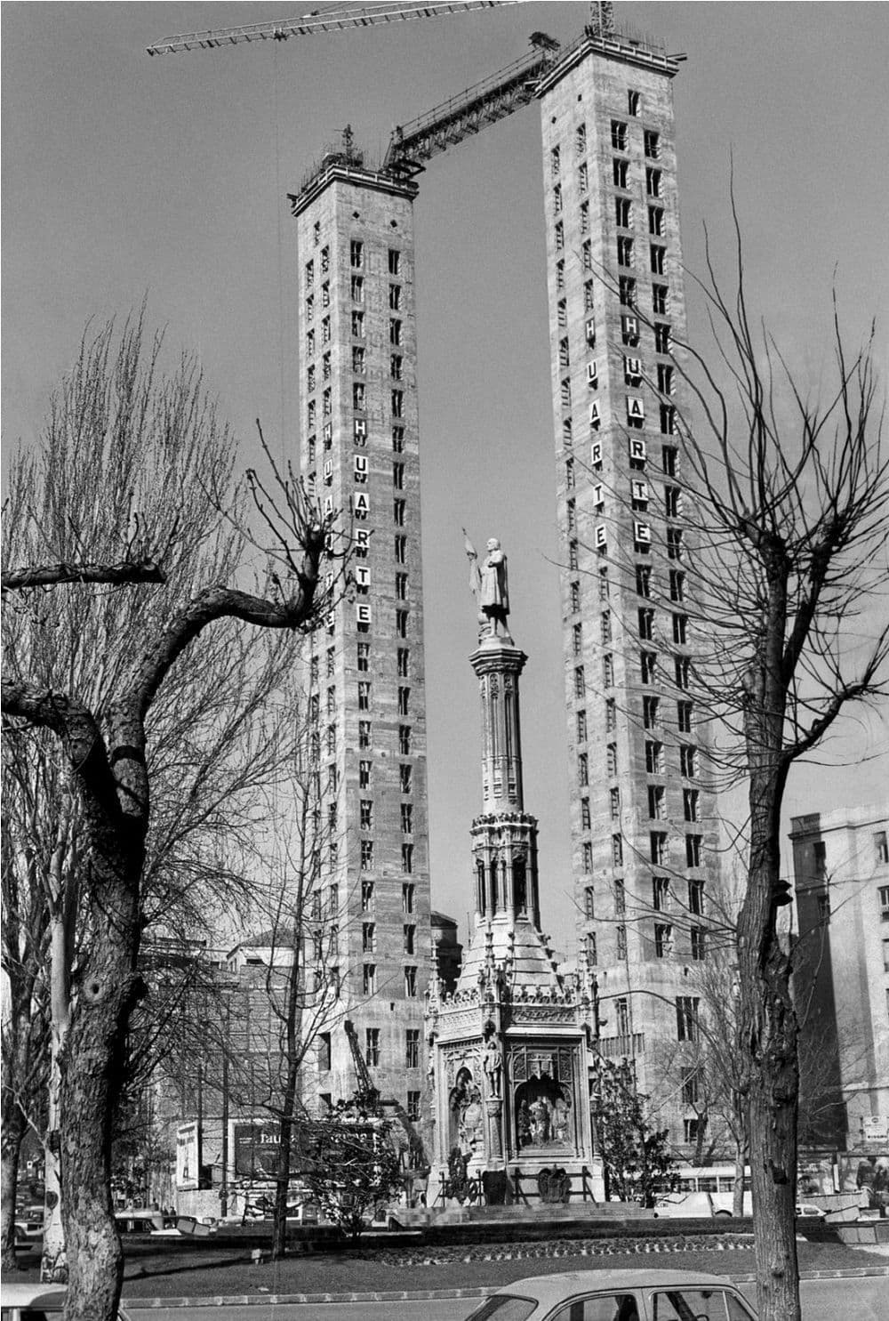 البرجان المركزيان لمبنى (Torres de Colón) قبل رفع الطوابق.