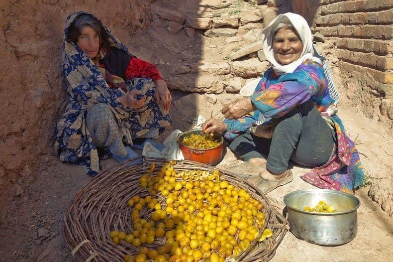 نسوة قرية (أبيانة) التاريخية في إيران