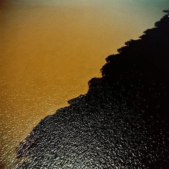 صورة التقاء مياه النهرين في البرازيل