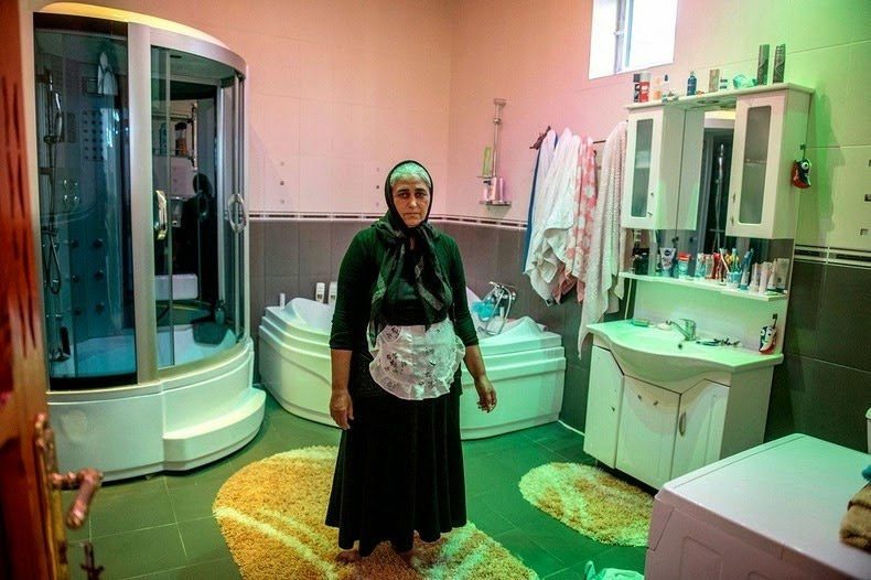 عجوز داخل حمامها