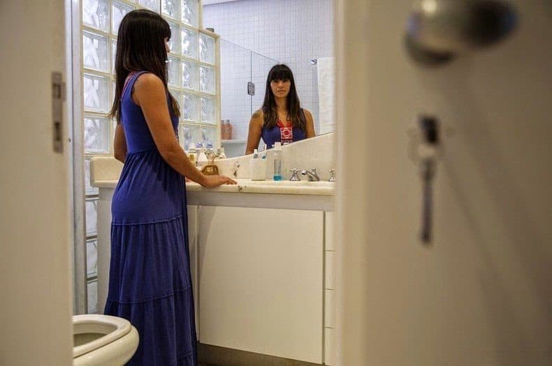 امرأة برازيلية في حمام بيتها الأنيق