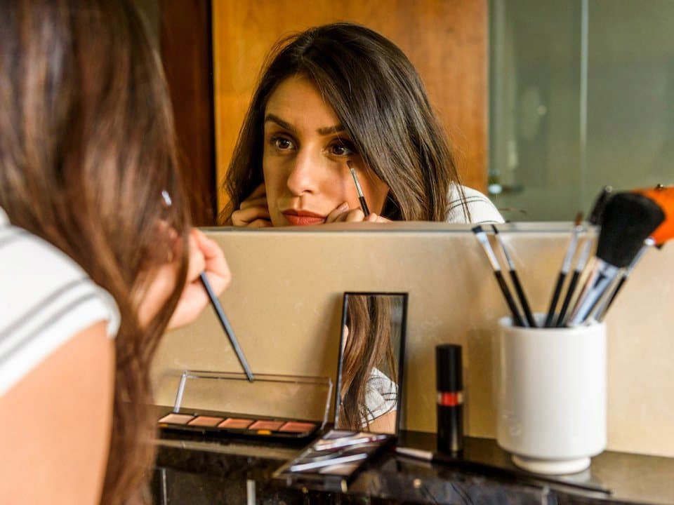 امرأة أمام المرآة