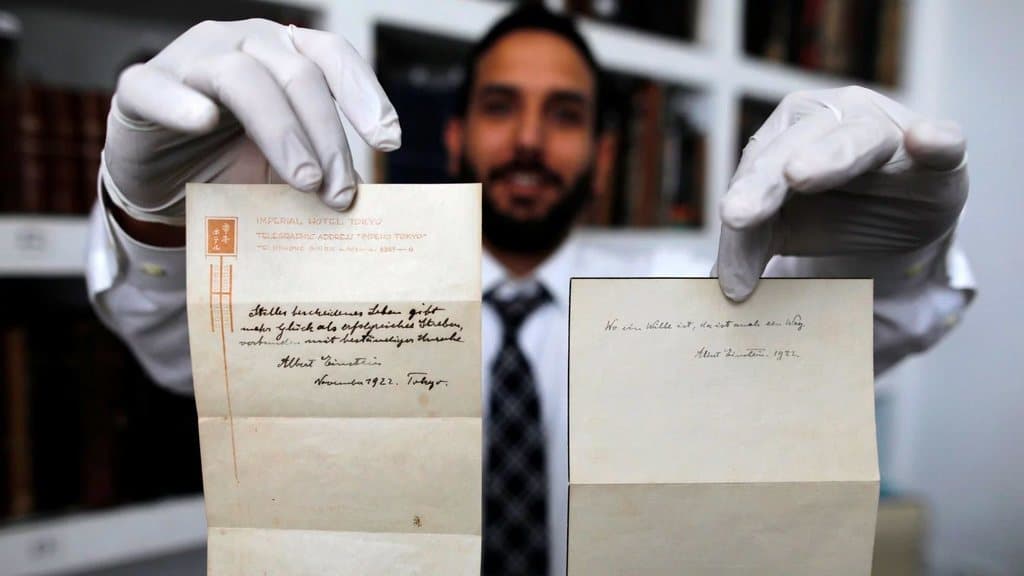 ملاحظتا (آينشتاين) الموقعتان باسمه اللتان سلمهما لفتى التوصيل في سنة 1922 بدل البقشيش.