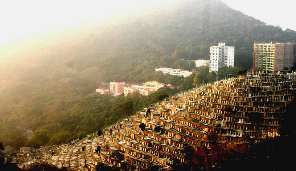 مقبرة في (هونغ كونغ) فوق هضبة - صورة:Michael Chu/Flickr
