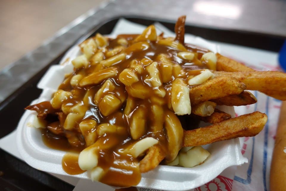 هذه الوجبة، والمسماة Poutine هي الطبق الرئيسي غير الرسمي والذي يميز كندا