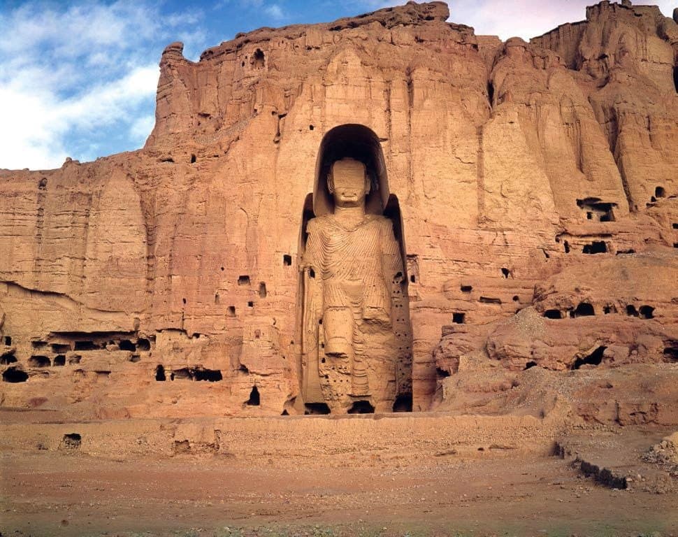 تمثال بوذا المنتصب في (باميان) في أفغانستان الذي يبلغ طوله 53 مترا، كان قد تدمر سنة 2001 على يد حركة الطالبان.
