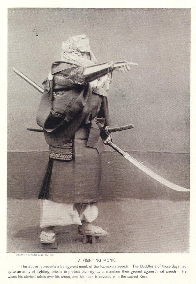 راهب ومحارب بوذي يرتدي أثوابه الدينية مع درعه.طوكيو. 1895.