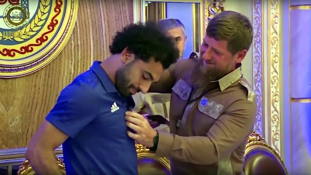 محمد صلاح لدى منحه جنسية شيشانية فخرية من طرف الزعيم (رمزان كاديروف).