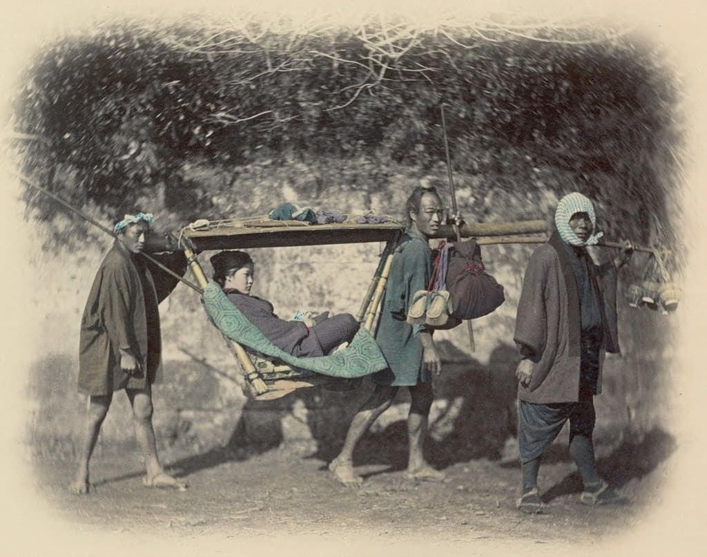 حمالين يحملون امرأة في (كاجو) بين عامي 1863 و1877
