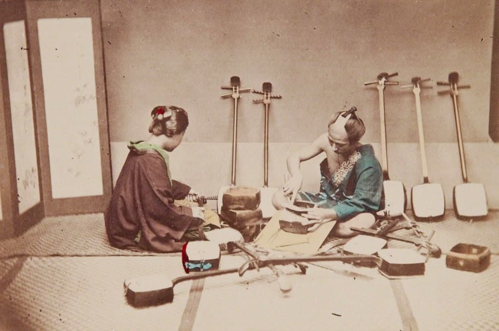 يقوم هذا الحرفي بصنع آلة موسيقية، وهي عبارة عن عود ياباني تقليدي، بين عامي 1890 و1900