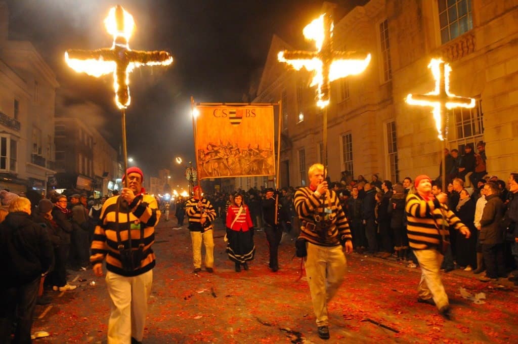 احتفال النار Lewes Bonfire