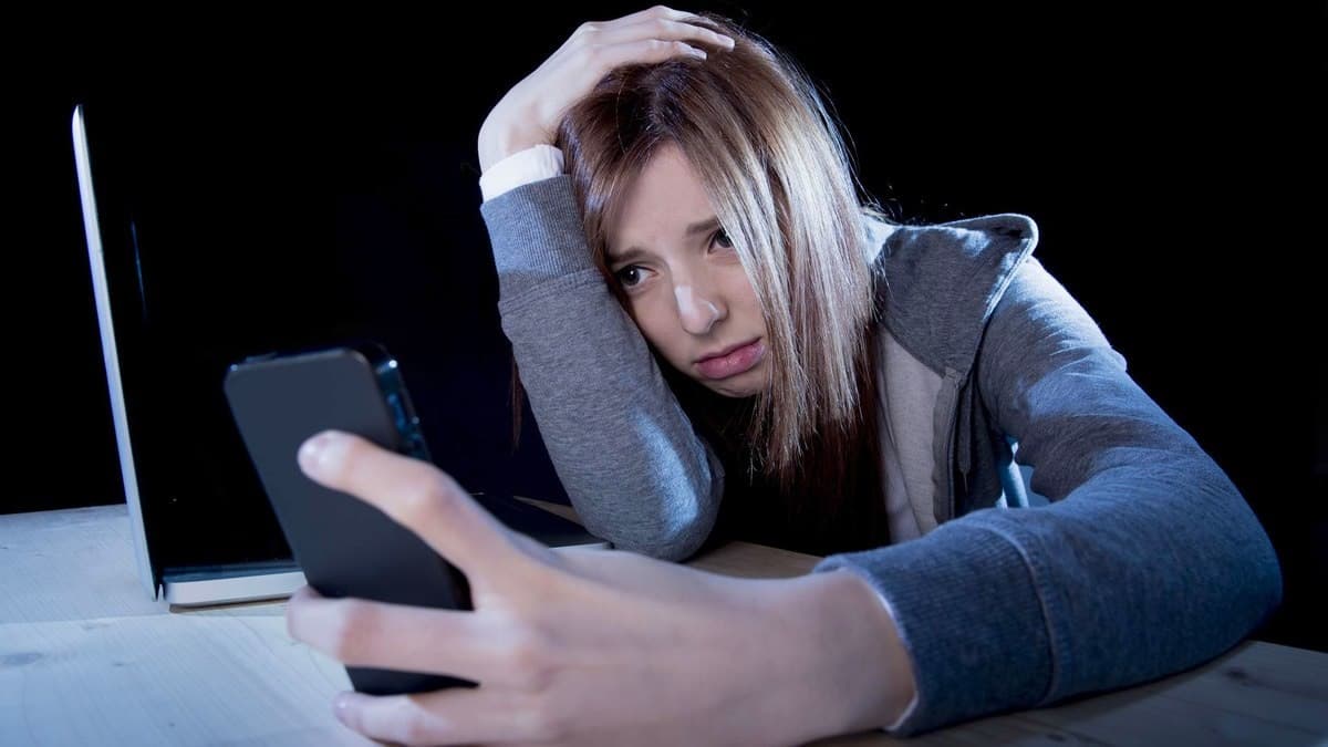 شابة تتصفح الهاتف