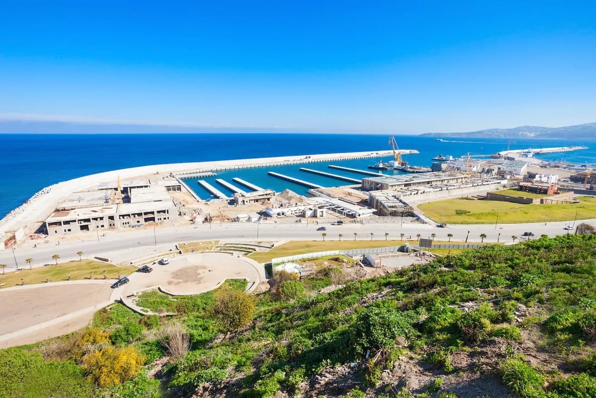 ميناء طنجة على مضيق جبل الطارق الذي أنفقت عليه الحكومة المغربية مبالغ طائلة في سبيل تجديده وتهيئته.