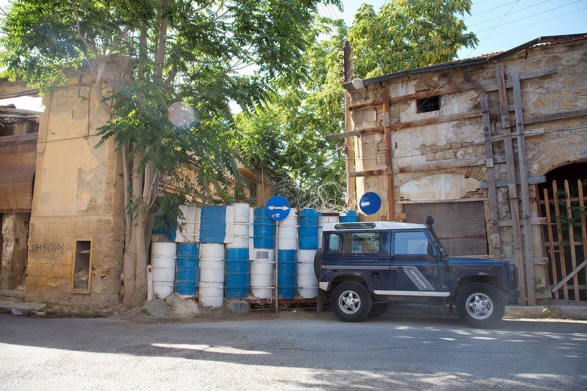 براميل نفط تسدّ أحد أحياء العاصمة (نيكوسيا) لتقسيمها إلى قمسين بما يعرف بالخط الأخضر.