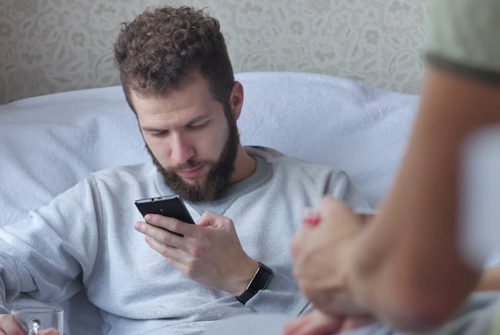 تصفح كل ألبوم الصور عندما يمنحك أحدهم هاتفه من أجل رؤية صورة واحدة فقط: