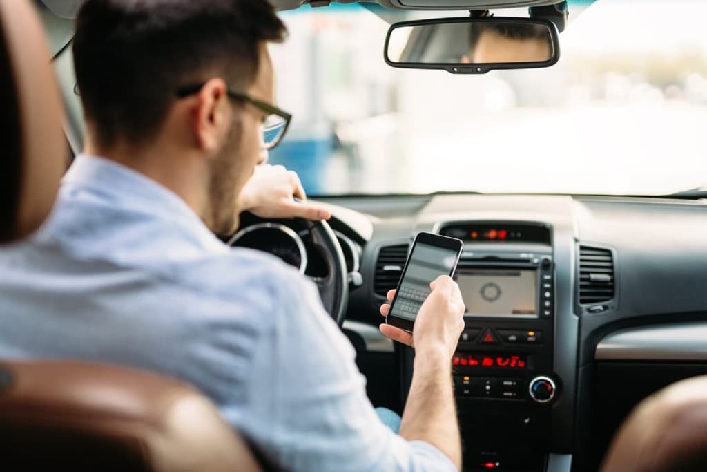 استخدام الهاتف أثناء السياقة