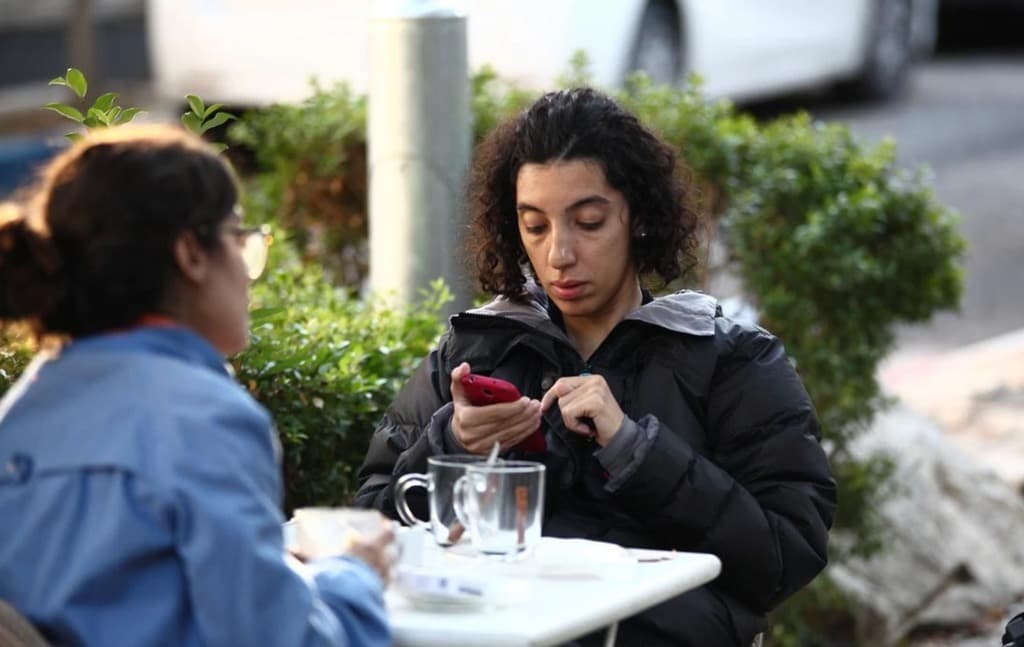 أن تتفقد هاتفك النقال في خضم حديثك مع أحدهم: