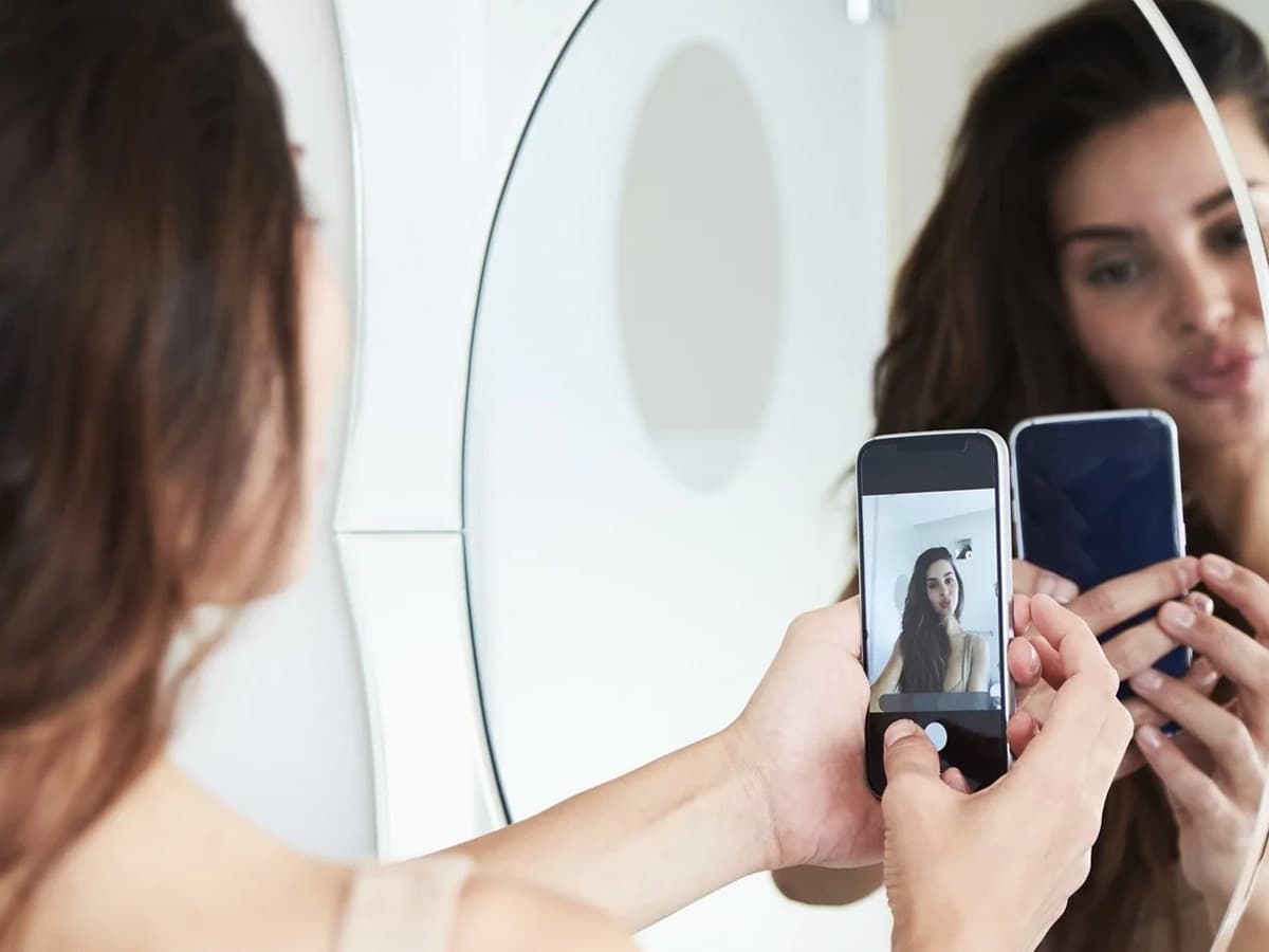 شابة تلتقط صورة سيلفي