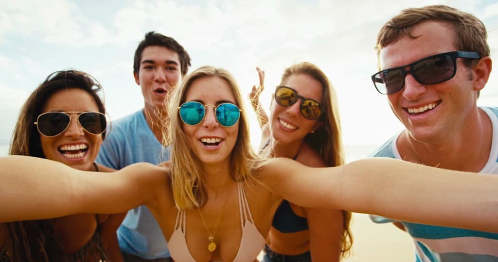 مجموعة أصدقاء سعداء