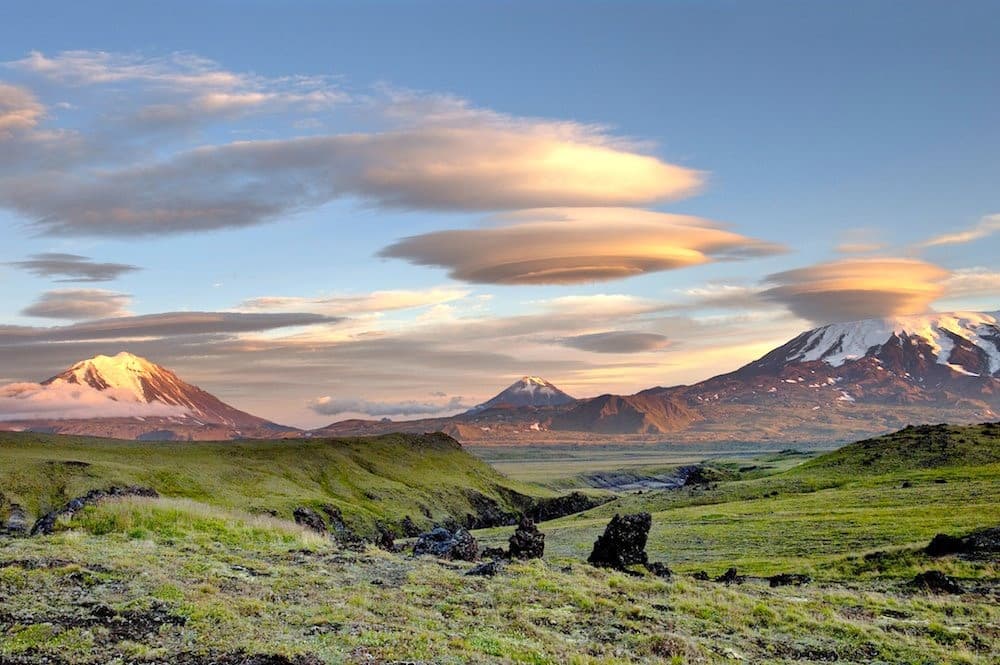 صورة من براكين (بولسكي) و(تولباتشيك) في شبه جزيرة (كامتشاتكا) في روسيا. الصورة من Michael Dorogovich/Shutterstock