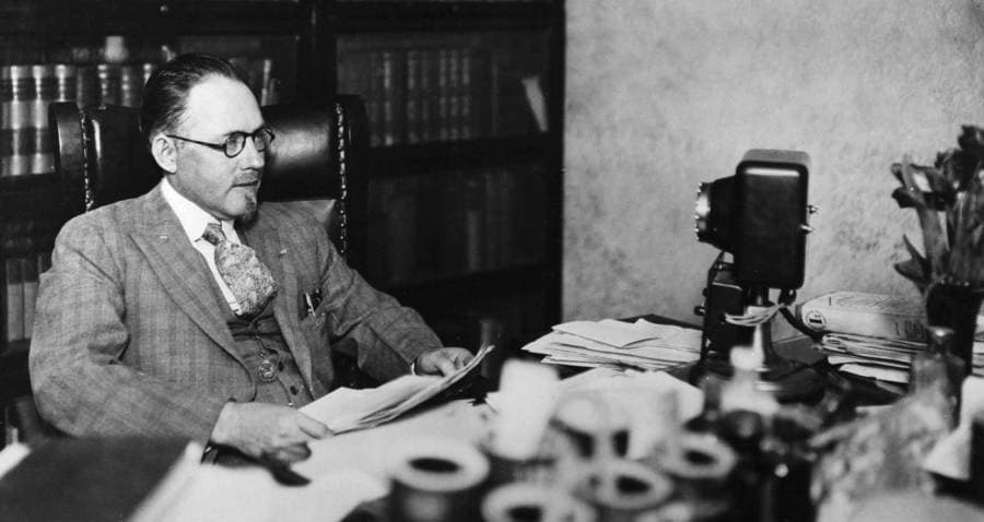 صورة التقطت للطبيب (برينكلي) قبل وقت قصير من فقدانه لرخصته الطبية، في الثالث من يوليو 1930.