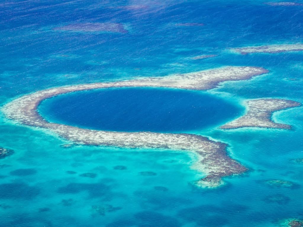 منظر جوي لفجوة مائية هائلة على ساحل (بيليز) .الصورة من Wollertz/Shutterstock