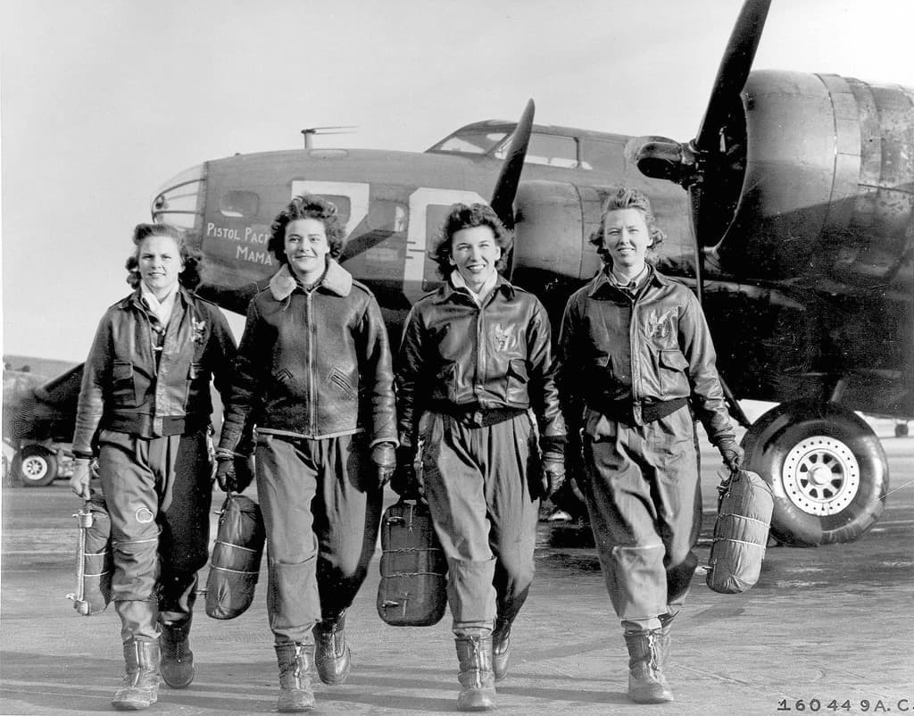 طيّارات يغادرن طائرة الـB-17 التي كن يحلقن على متنها في (لوكبورن) ولاية (أهايو) الأمريكية.