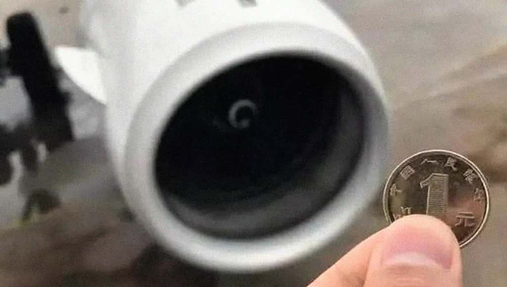 رمي العملات المعدنية في محركات الطائرات لاعتقاده أنها تجلب الحظ الجيد