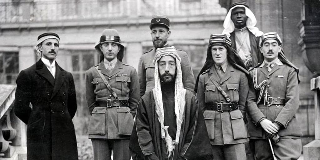 فيصل بن حسين بجانب مستشاريه ومندوبيه