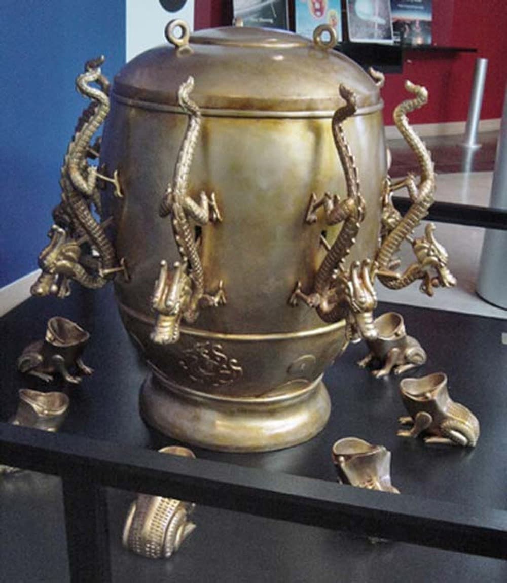 نسخة عن السيسموسكوب الذي اخترعه (هينغ) وهي موجودة في مركز (شابوت) للفضاء والعلوم في أوكلاند-كاليفورنيا