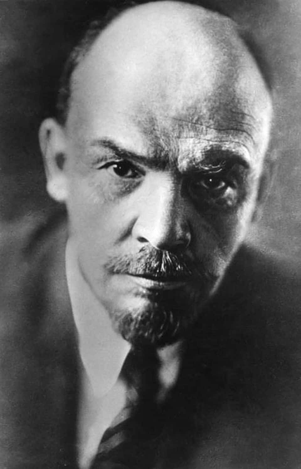 فلاديمير إلييتش لينين، تصوير بافيل سيميونوفيتش جوكوف (تموز 1920). ويكيميديا كومونز